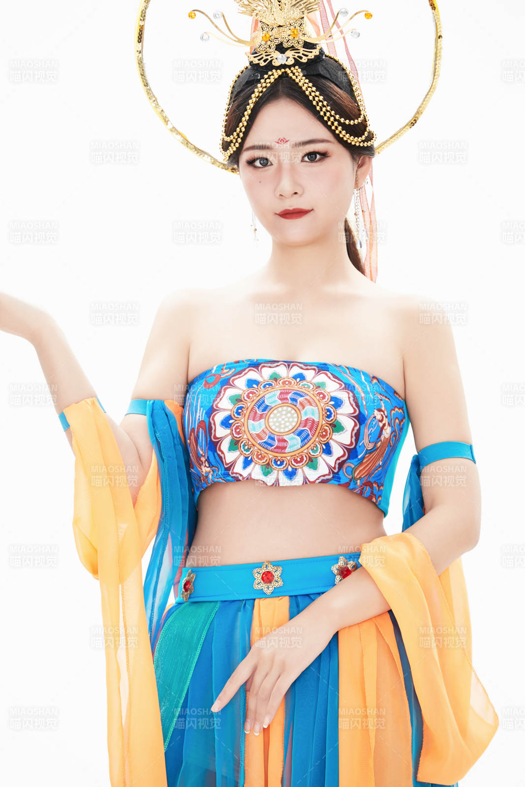 身着唐朝敦煌服饰跳飞天舞蹈的中国少女图片