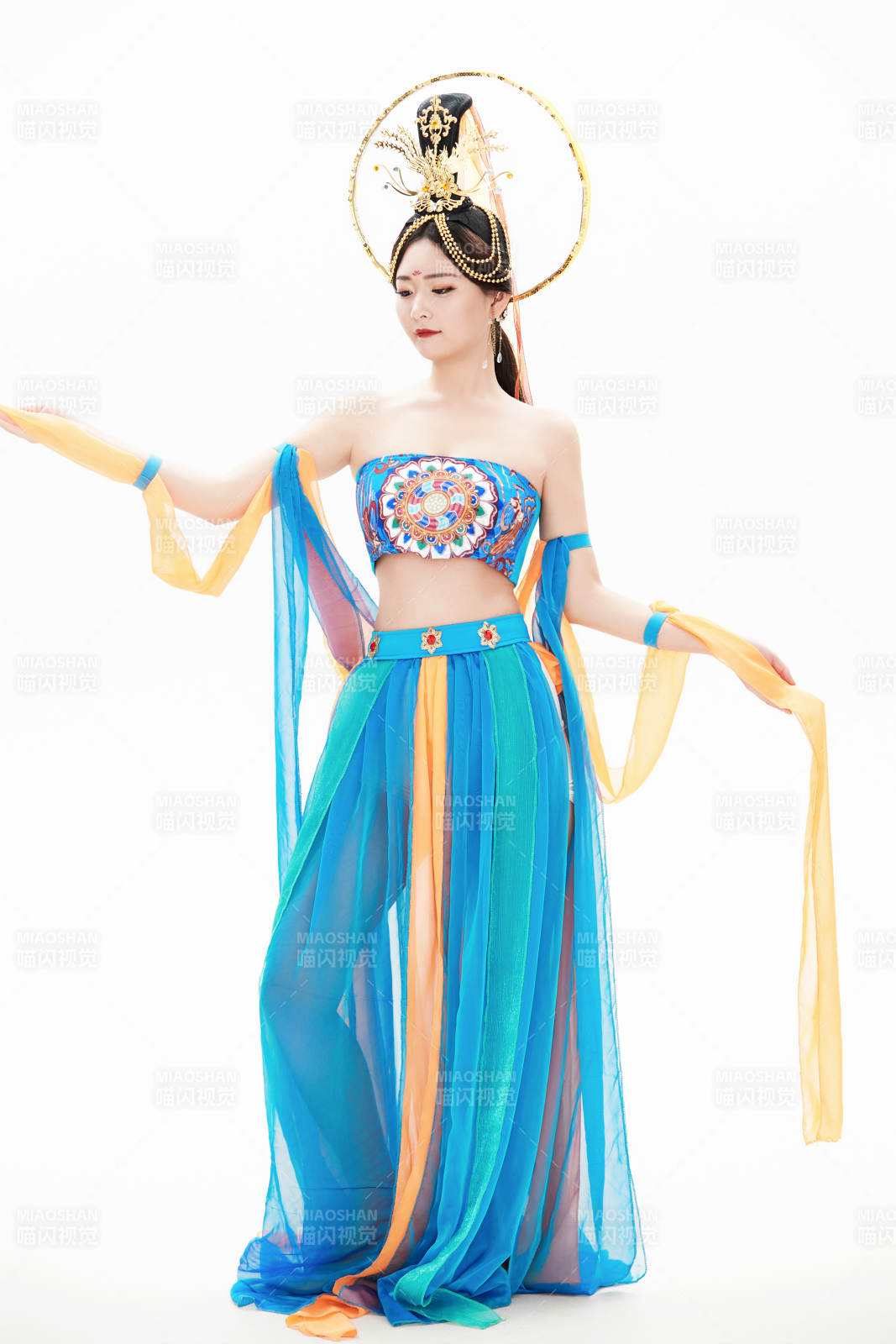 身着唐朝敦煌服饰跳飞天舞蹈的中国少女图片