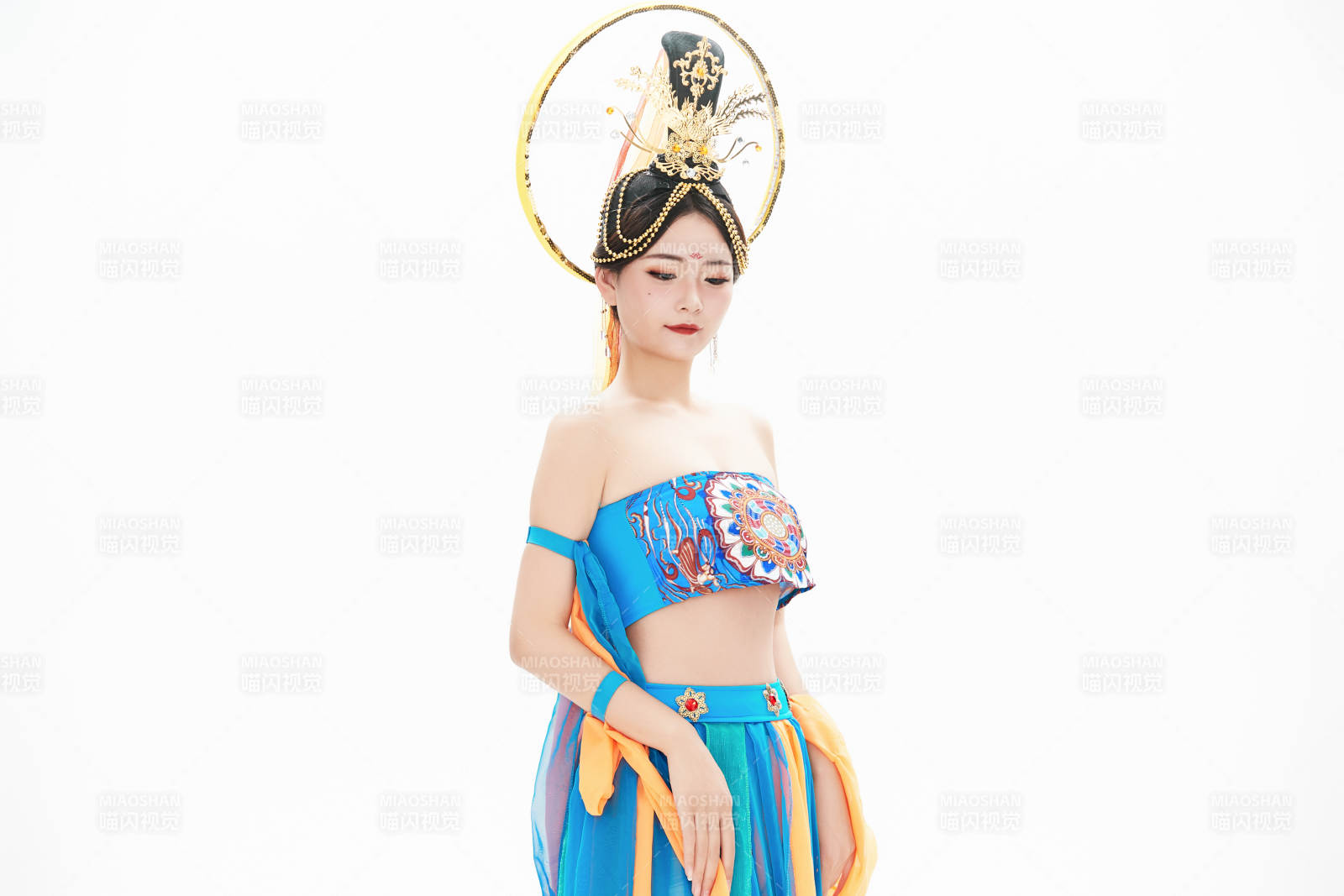 身着唐朝敦煌服饰跳飞天舞蹈的中国少女图片