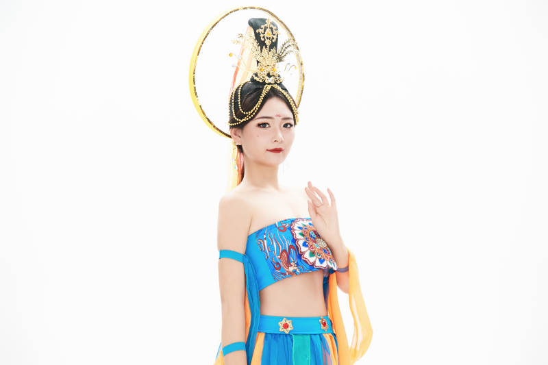 身着唐朝敦煌服饰跳飞天舞蹈的中国少女图片