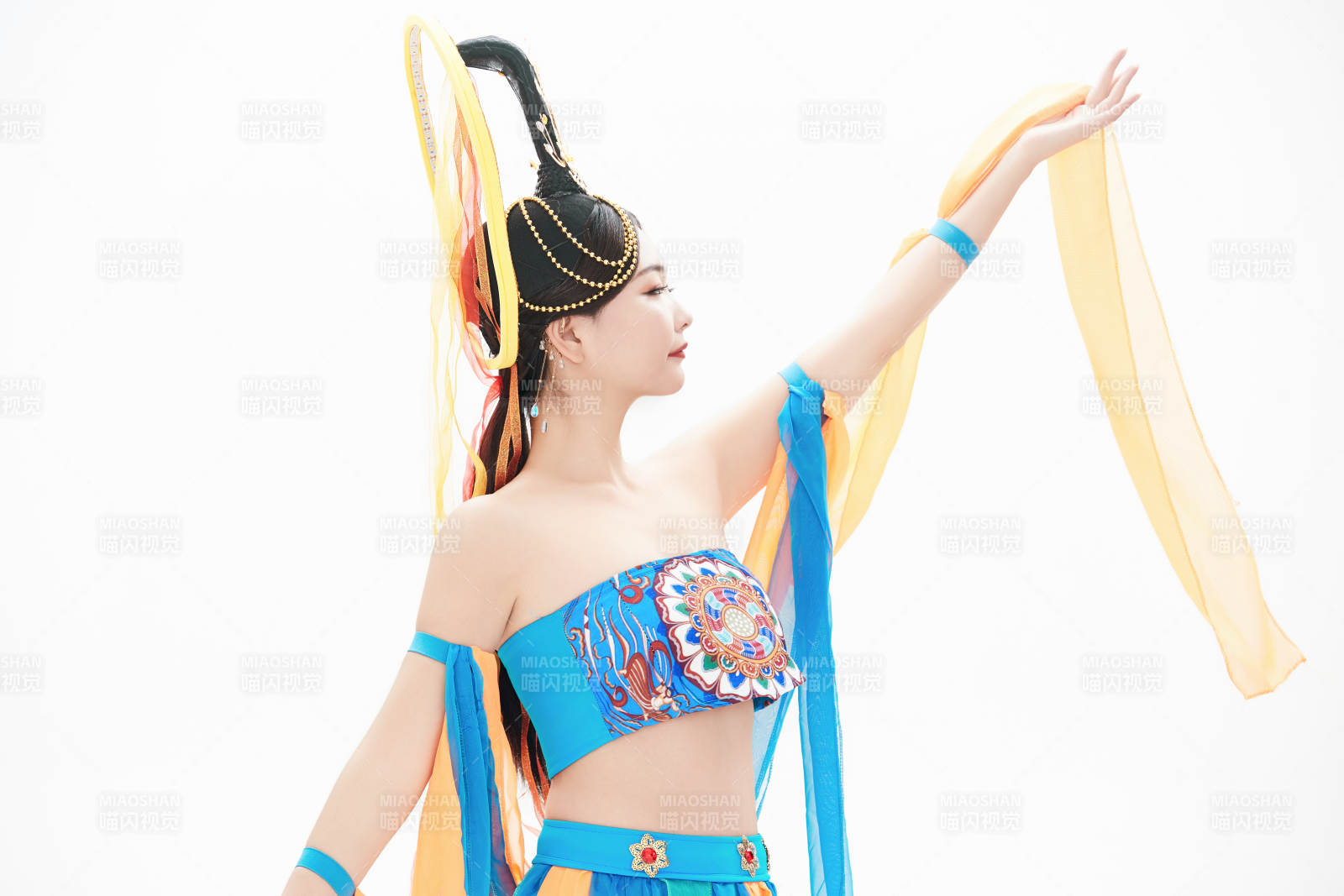 身着唐朝敦煌服饰跳飞天舞蹈的中国少女图片