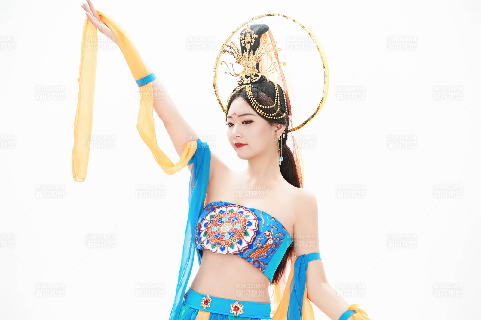 身着唐朝敦煌服饰跳飞天舞蹈的中国少女图片