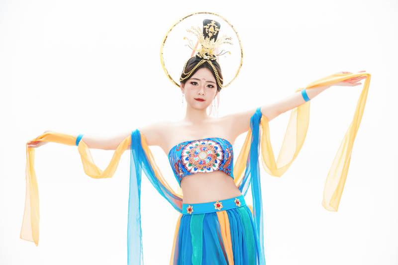 身着唐朝敦煌服饰跳飞天舞蹈的中国少女图片