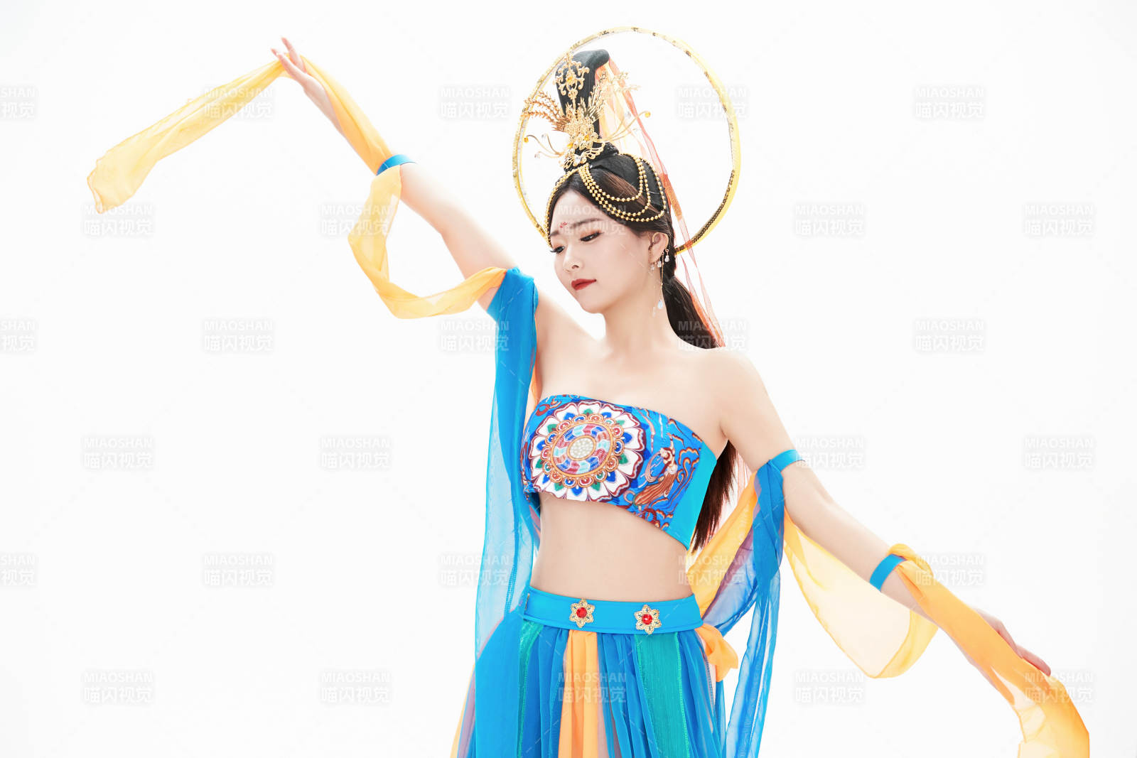 身着唐朝敦煌服饰跳飞天舞蹈的中国少女图片