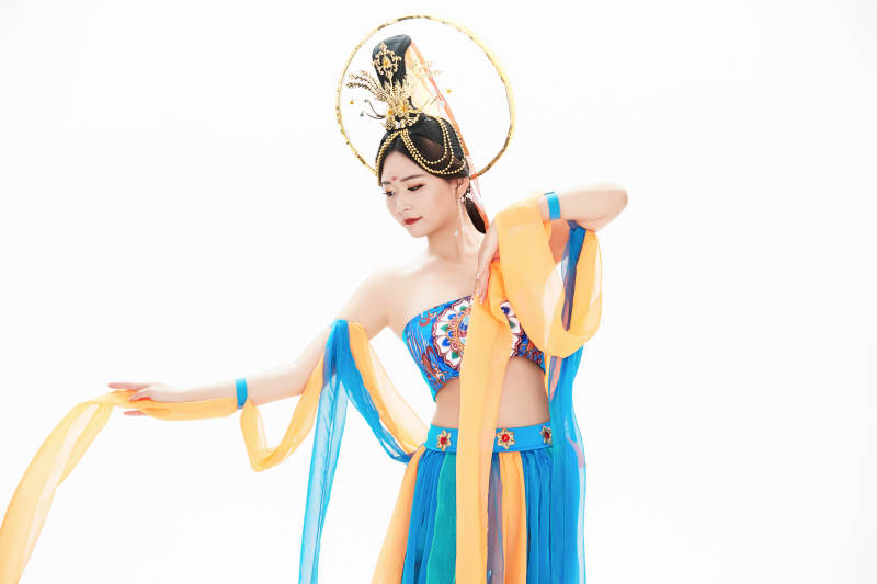 身着唐朝敦煌服饰跳飞天舞蹈的中国少女图片