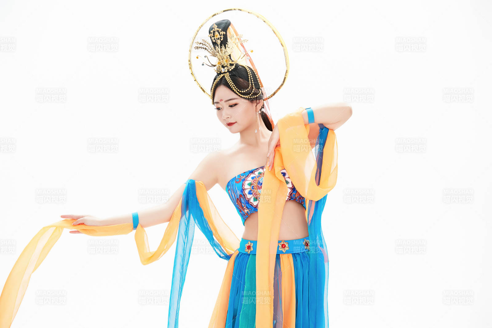 身着唐朝敦煌服饰跳飞天舞蹈的中国少女图片