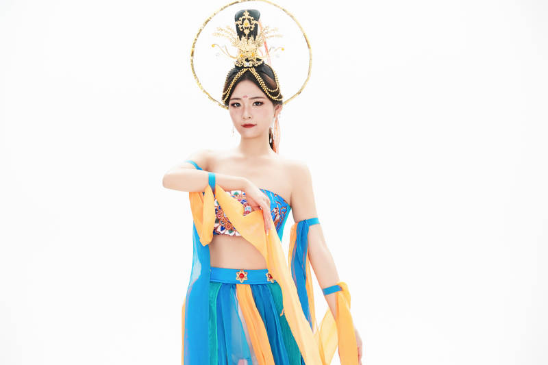 身着唐朝敦煌服饰跳飞天舞蹈的中国少女图片