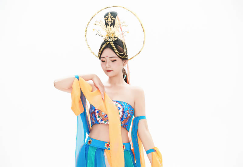 身着唐朝敦煌服饰跳飞天舞蹈的中国少女图片