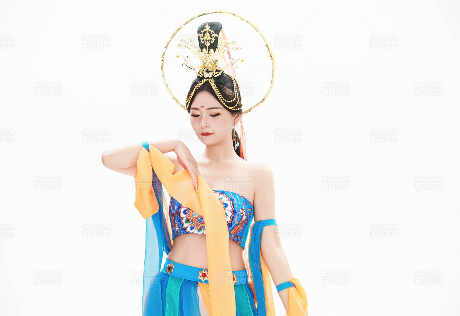 身着唐朝敦煌服饰跳飞天舞蹈的中国少女图片