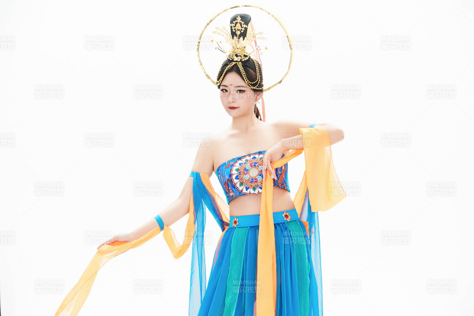 身着唐朝敦煌服饰跳飞天舞蹈的中国少女图片