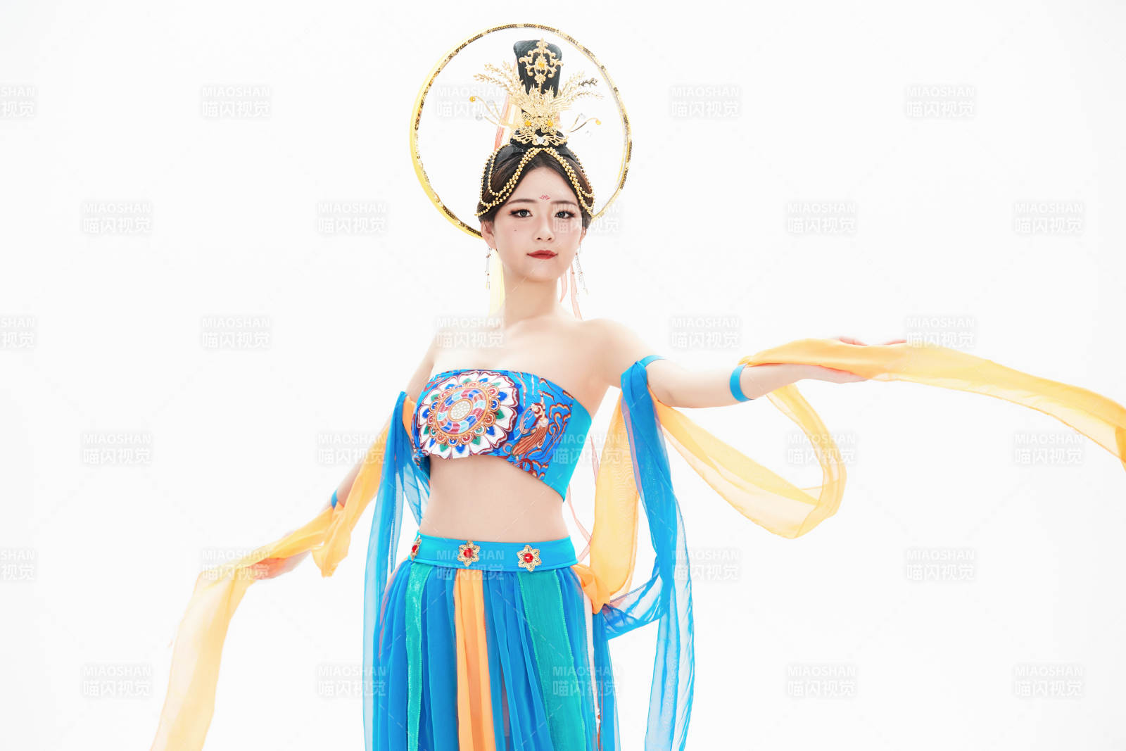 身着唐朝敦煌服饰跳飞天舞蹈的中国少女图片