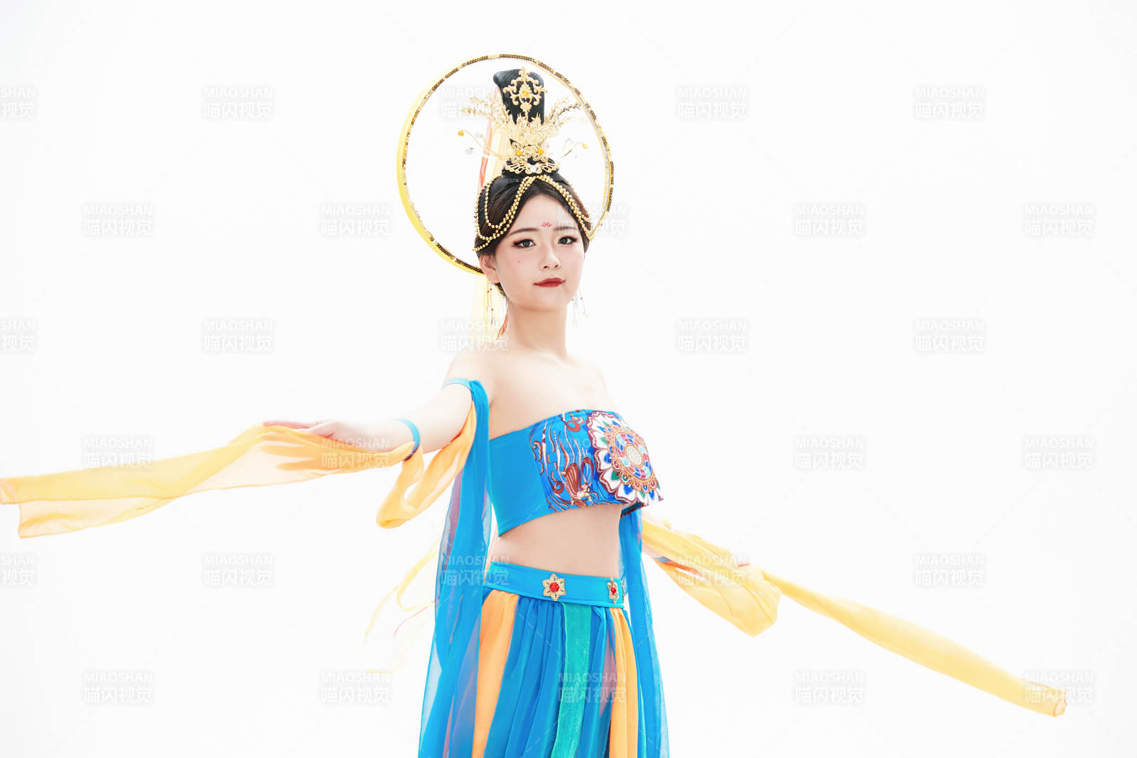 身着唐朝敦煌服饰跳飞天舞蹈的中国少女图片