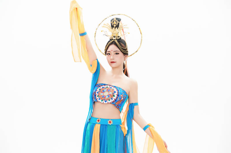 身着唐朝敦煌服饰跳飞天舞蹈的中国少女图片