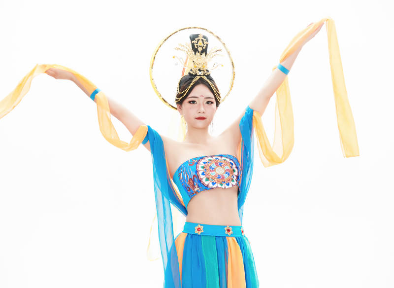 身着唐朝敦煌服饰跳飞天舞蹈的中国少女图片