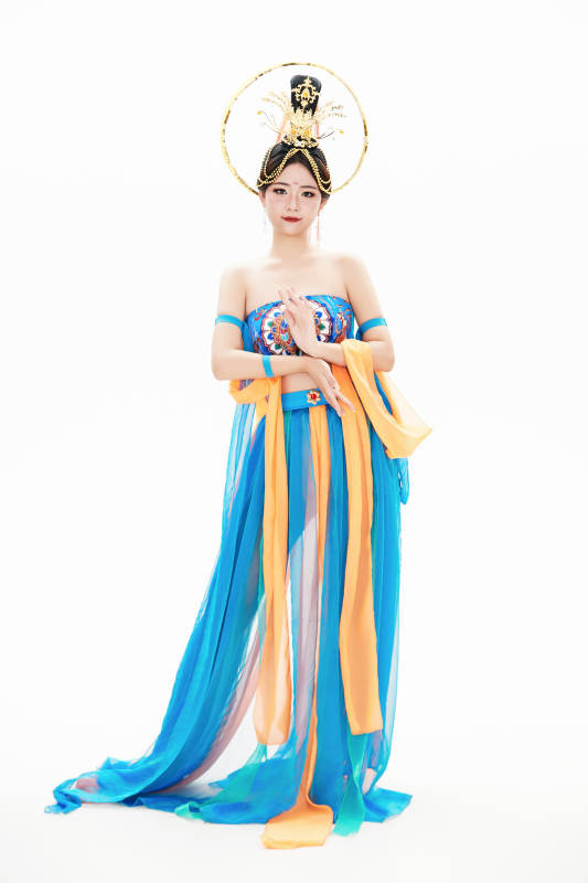 身着唐朝敦煌服饰跳飞天舞蹈的中国少女图片