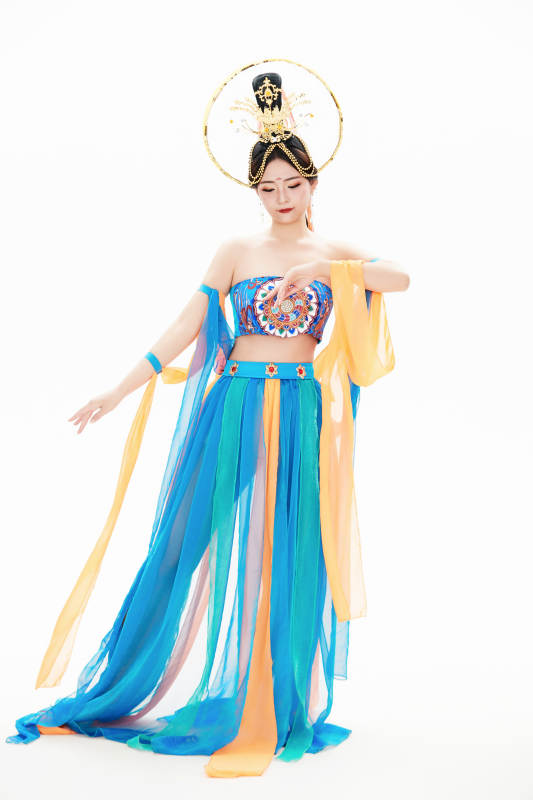 身着唐朝敦煌服饰跳飞天舞蹈的中国少女图片