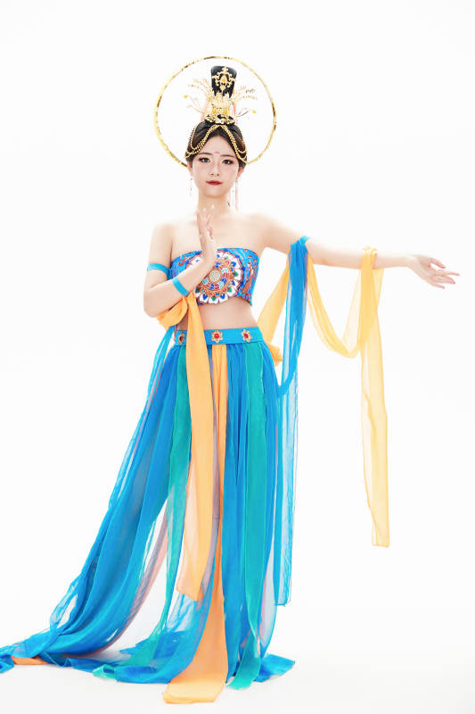 身着唐朝敦煌服饰跳飞天舞蹈的中国少女图片