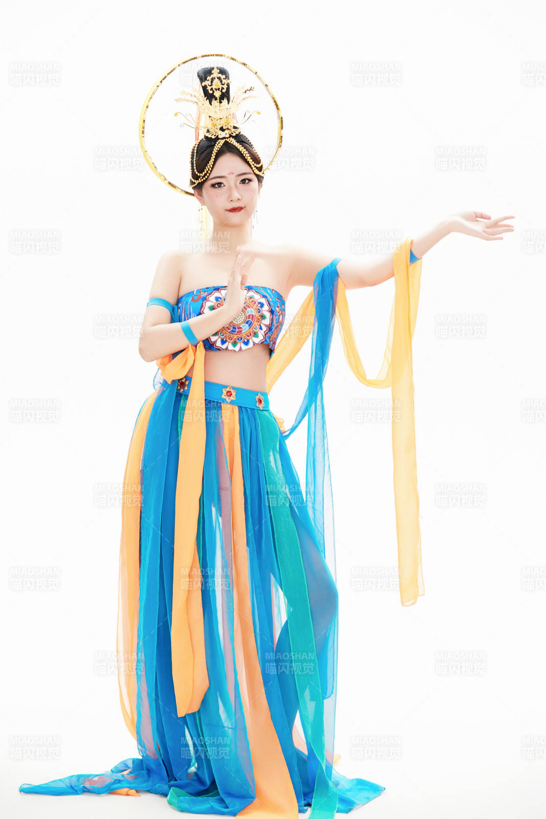 身着唐朝敦煌服饰跳飞天舞蹈的中国少女图片