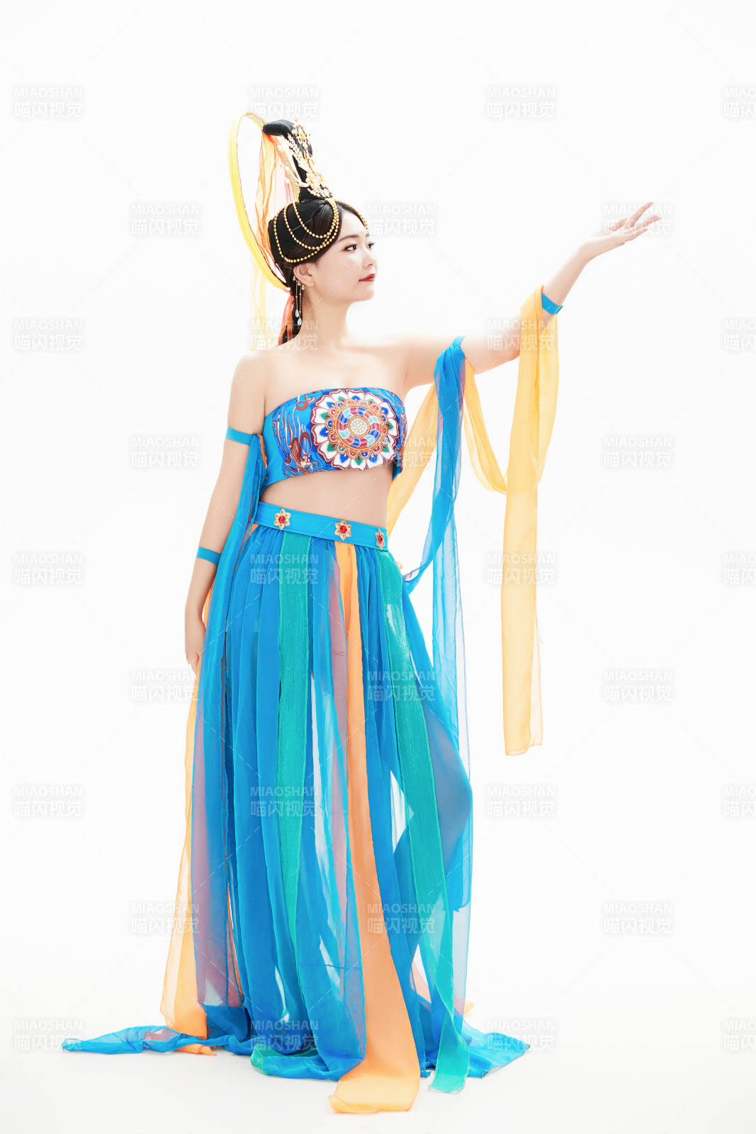 身着唐朝敦煌服饰跳飞天舞蹈的中国少女图片