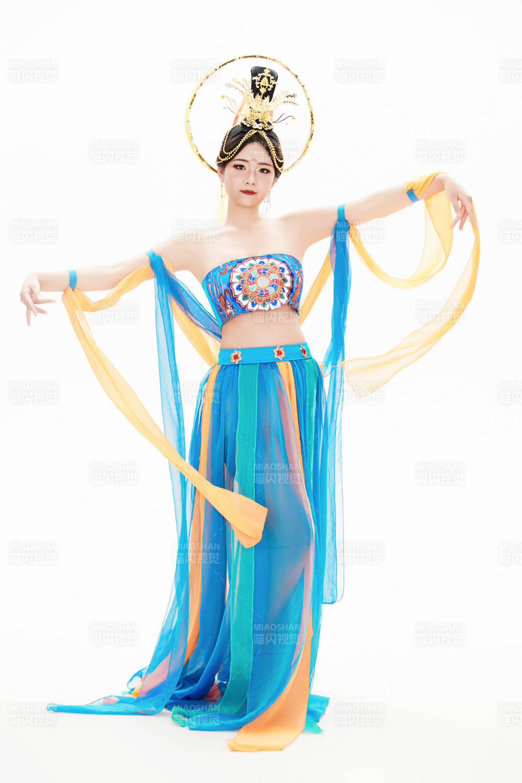 身着唐朝敦煌服饰跳飞天舞蹈的中国少女图片