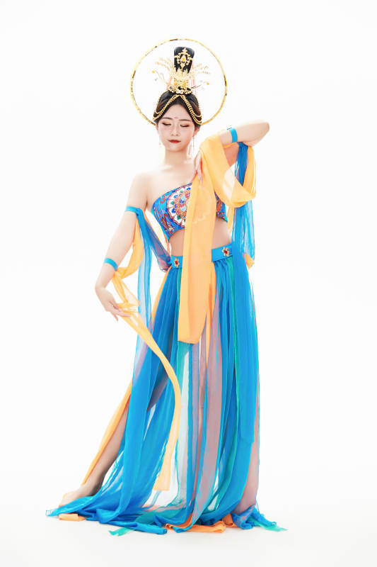 身着唐朝敦煌服饰跳飞天舞蹈的中国少女图片