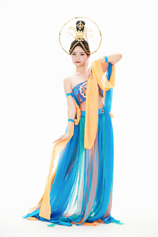 身着唐朝敦煌服饰跳飞天舞蹈的中国少女图片