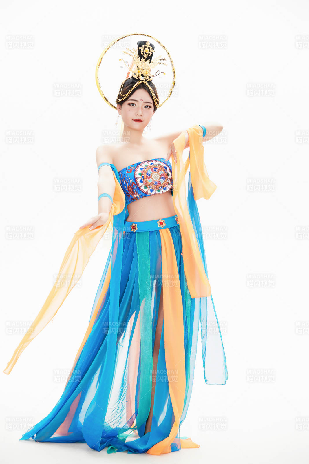 身着唐朝敦煌服饰跳飞天舞蹈的中国少女图片