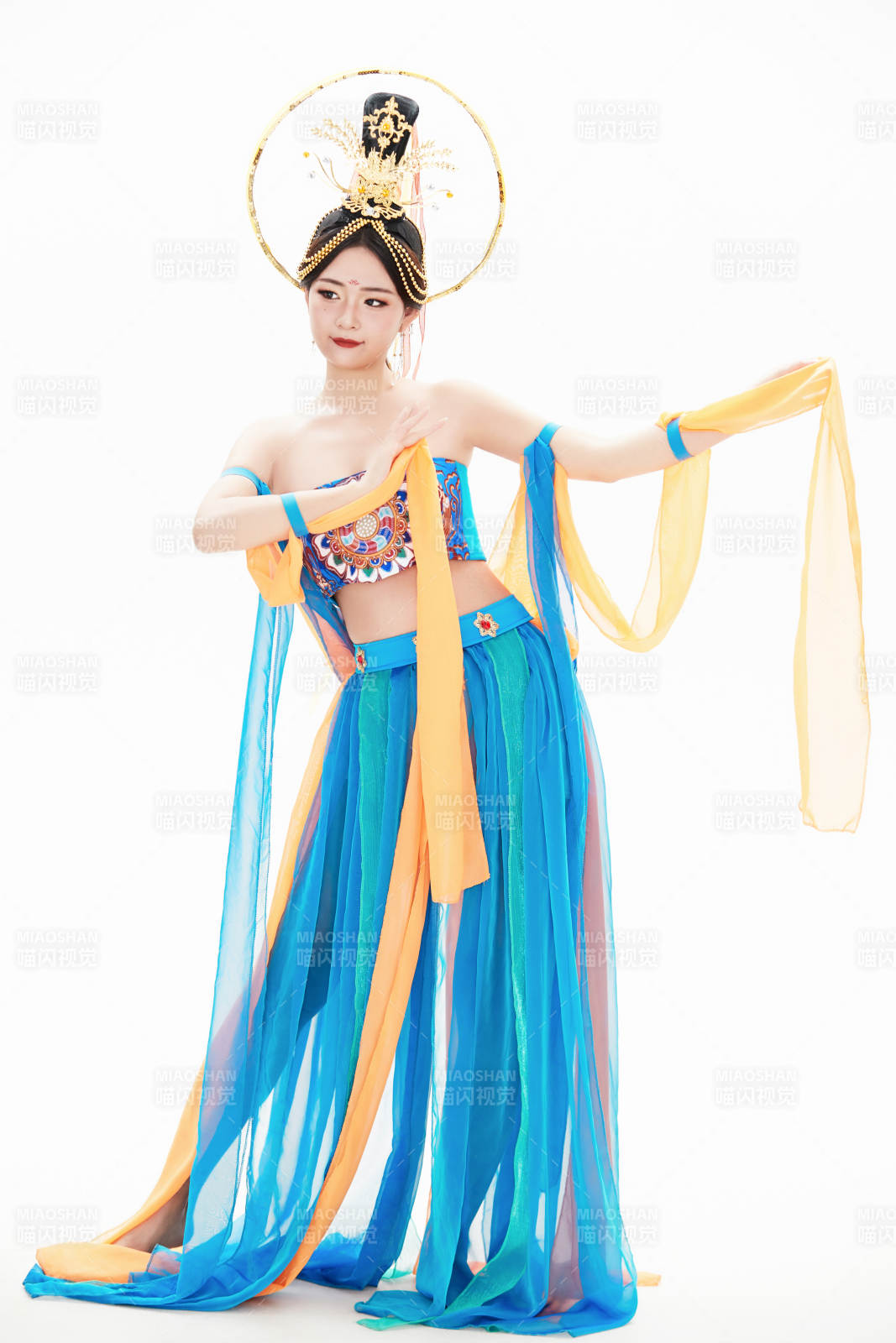 身着唐朝敦煌服饰跳飞天舞蹈的中国少女图片