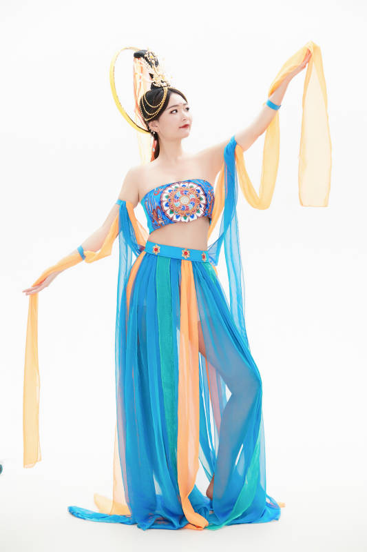 身着唐朝敦煌服饰跳飞天舞蹈的中国少女图片