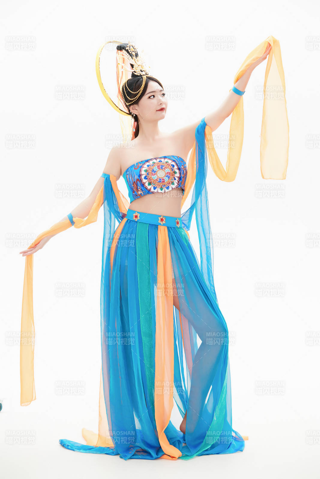 身着唐朝敦煌服饰跳飞天舞蹈的中国少女图片