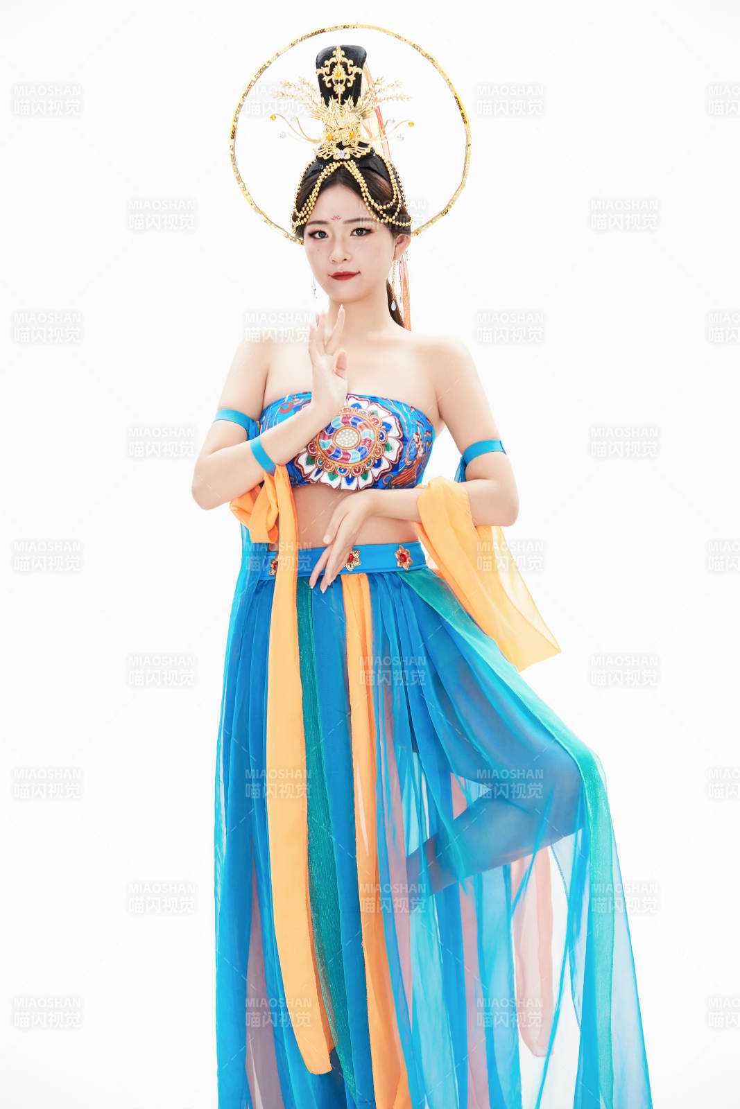 身着唐朝敦煌服饰跳飞天舞蹈的中国少女图片