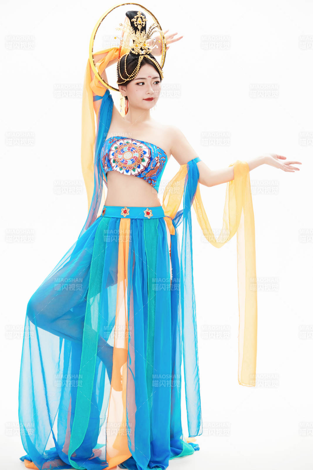 身着唐朝敦煌服饰跳飞天舞蹈的中国少女图片