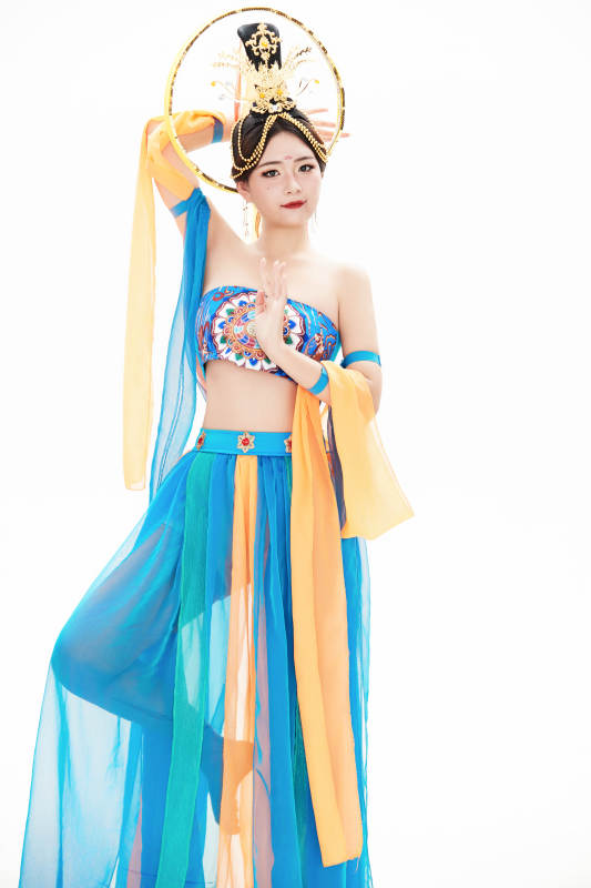 身着唐朝敦煌服饰跳飞天舞蹈的中国少女图片