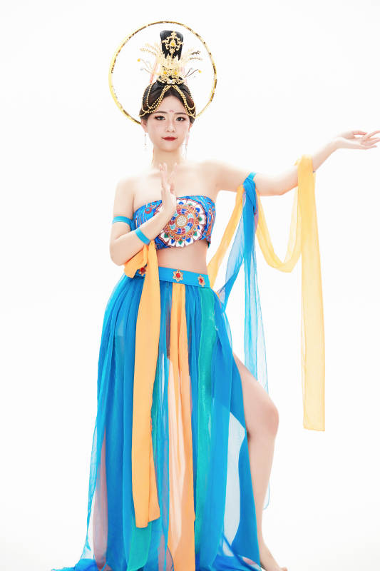 身着唐朝敦煌服饰跳飞天舞蹈的中国少女图片