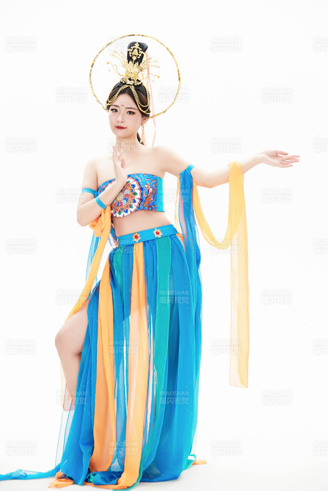 身着唐朝敦煌服饰跳飞天舞蹈的中国少女图片