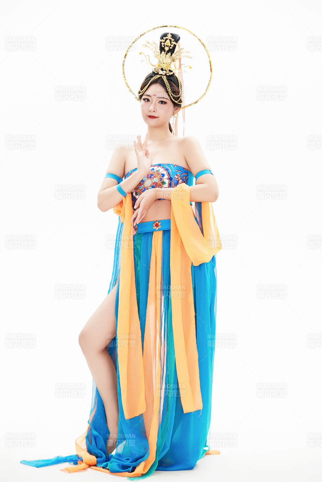 身着唐朝敦煌服饰跳飞天舞蹈的中国少女图片