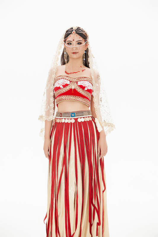 穿着印度传统风格服饰的肚皮舞演员图片