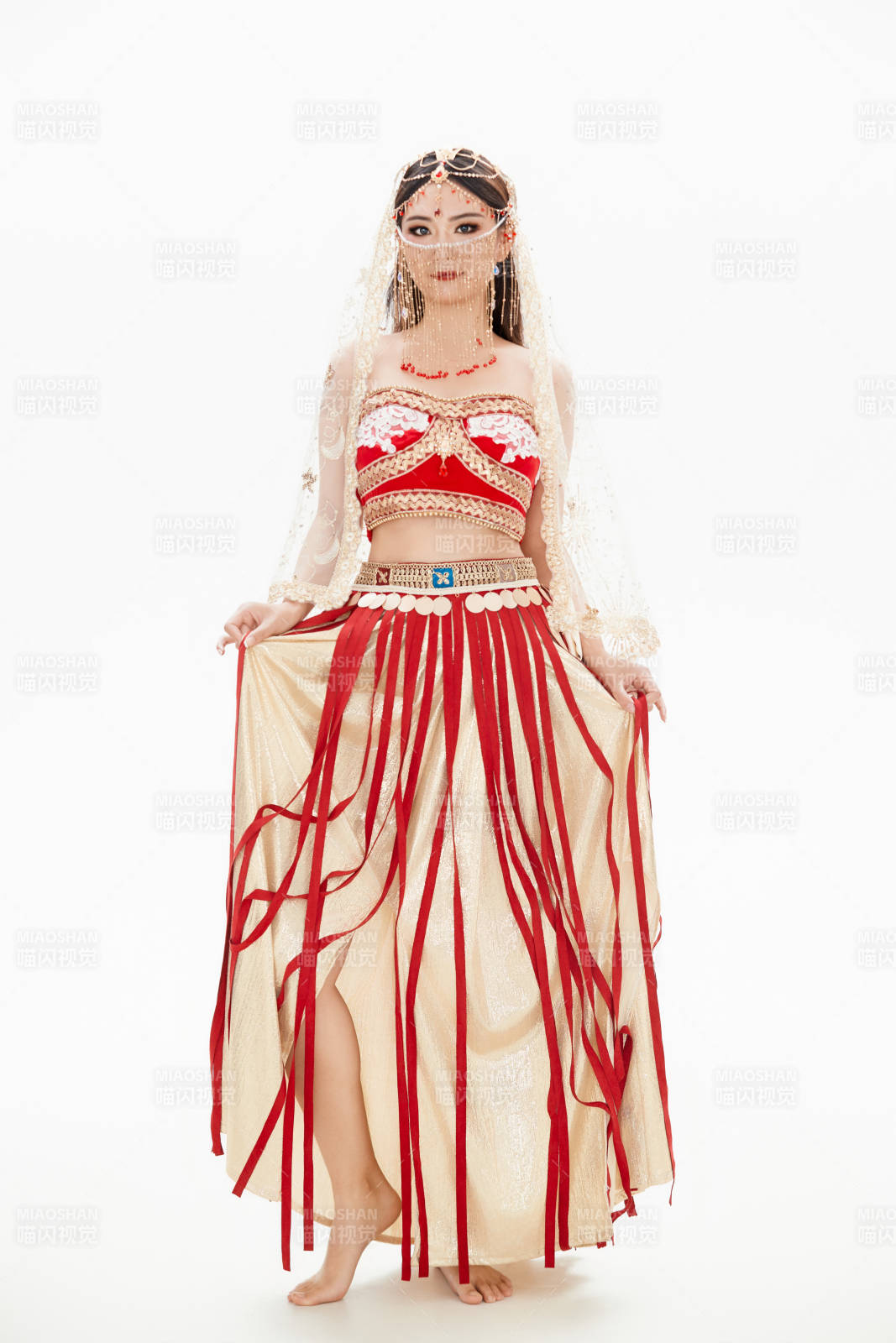 穿着印度传统风格服饰的肚皮舞演员图片