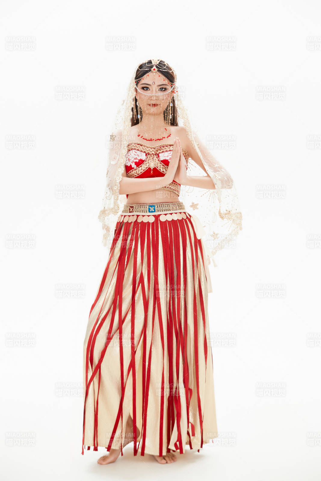 穿着印度传统风格服饰的肚皮舞演员图片