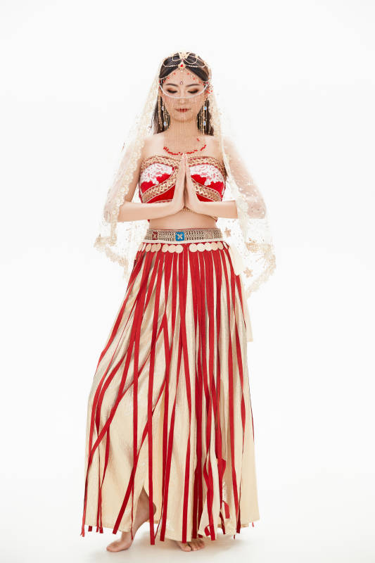 穿着印度传统风格服饰的肚皮舞演员图片
