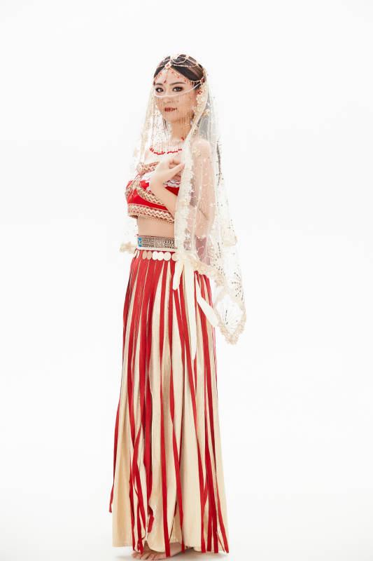 穿着印度传统风格服饰的肚皮舞演员图片