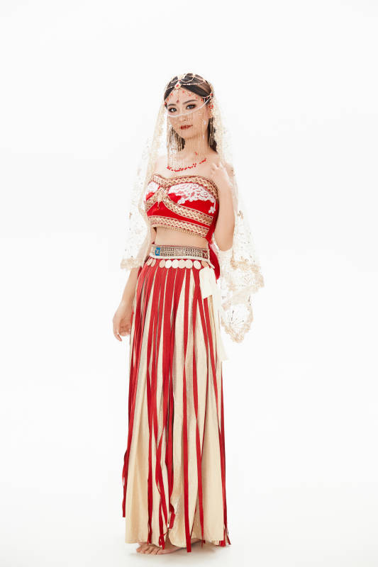 穿着印度传统风格服饰的肚皮舞演员图片