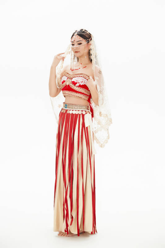 穿着印度传统风格服饰的肚皮舞演员图片