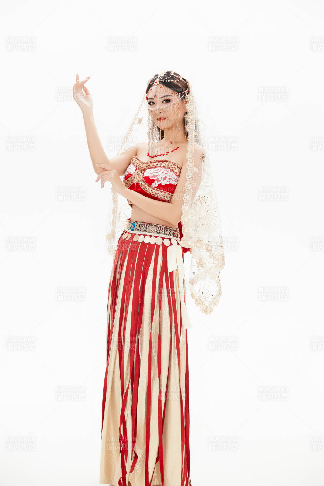 穿着印度传统风格服饰的肚皮舞演员图片