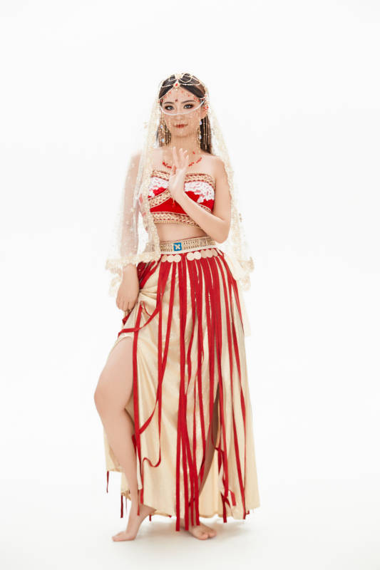 穿着印度传统风格服饰的肚皮舞演员图片