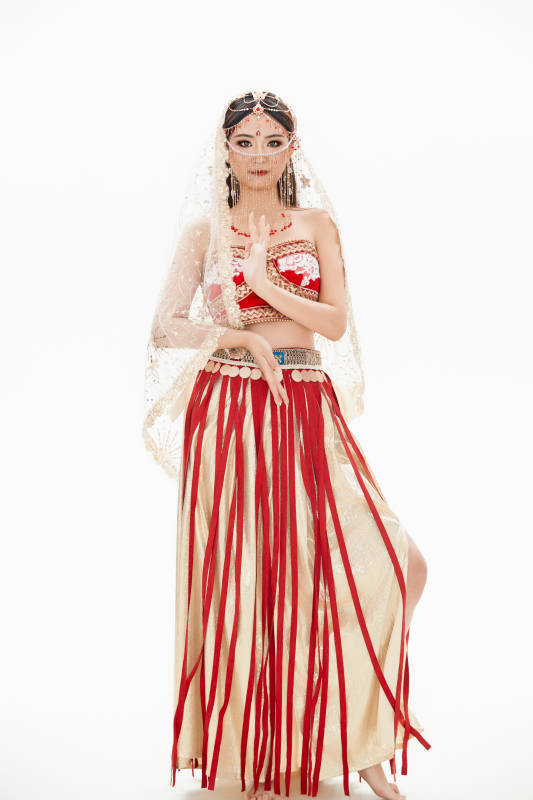 穿着印度传统风格服饰的肚皮舞演员图片