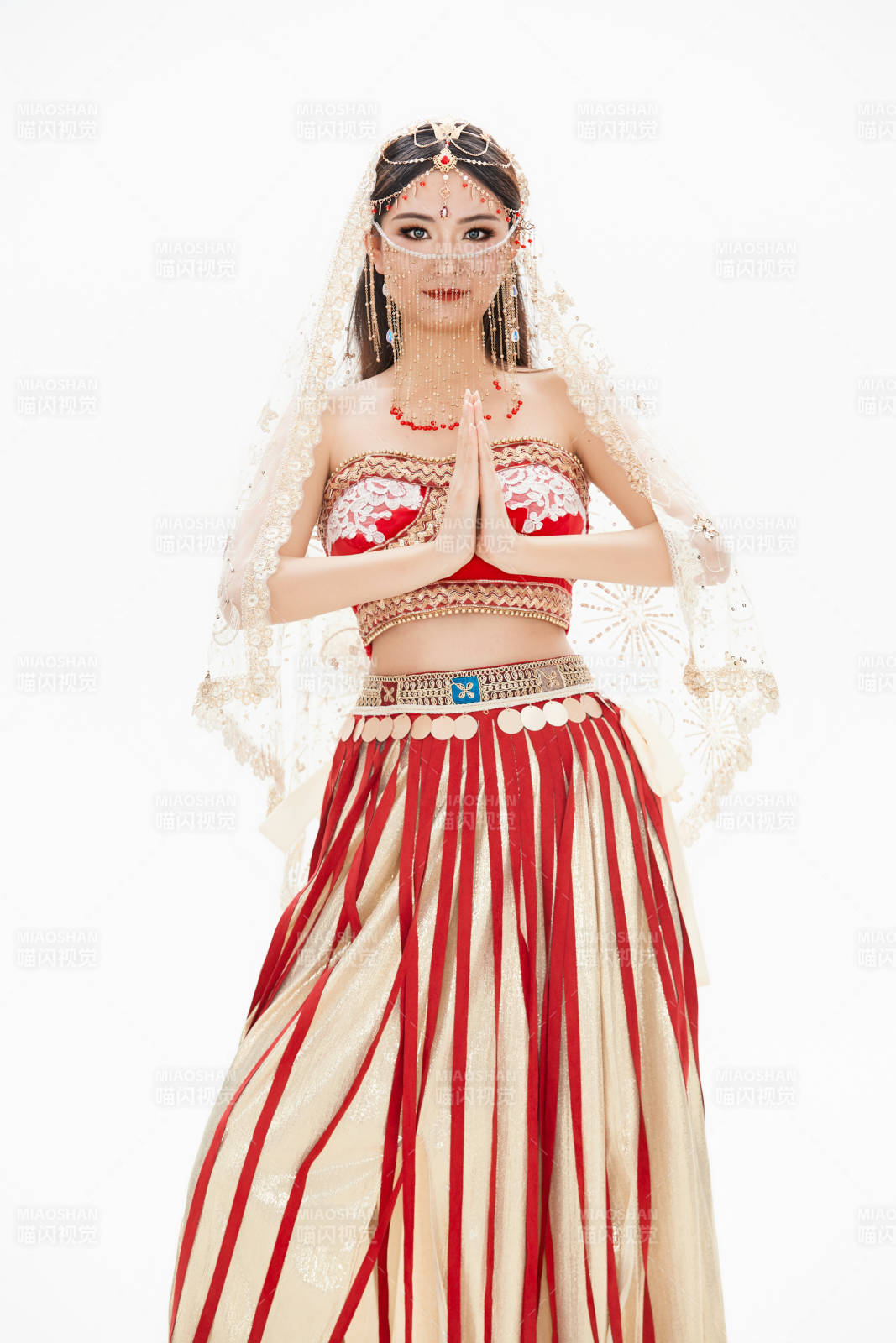 穿着印度传统风格服饰的肚皮舞演员图片