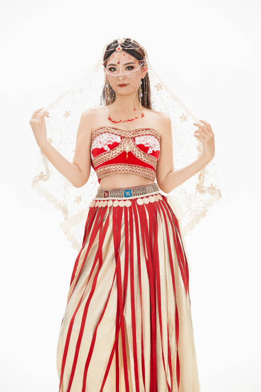 穿着印度传统风格服饰的肚皮舞演员图片