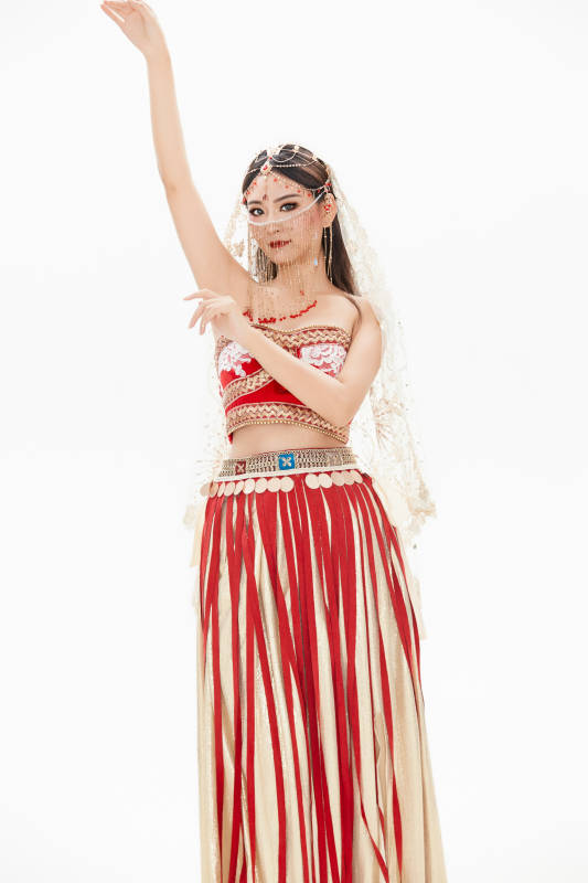 穿着印度传统风格服饰的肚皮舞演员图片