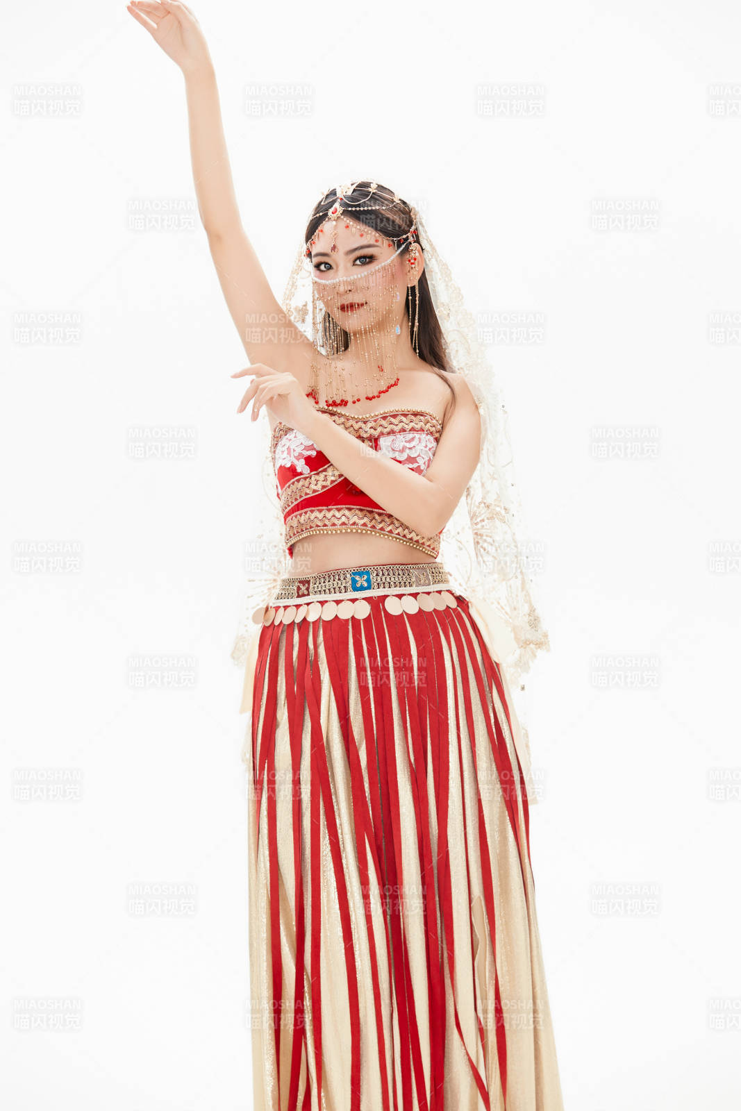 穿着印度传统风格服饰的肚皮舞演员图片